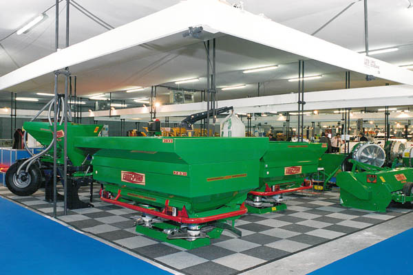 Зелёные машины Eurospand для профессионального внесения удобрений на выставке.