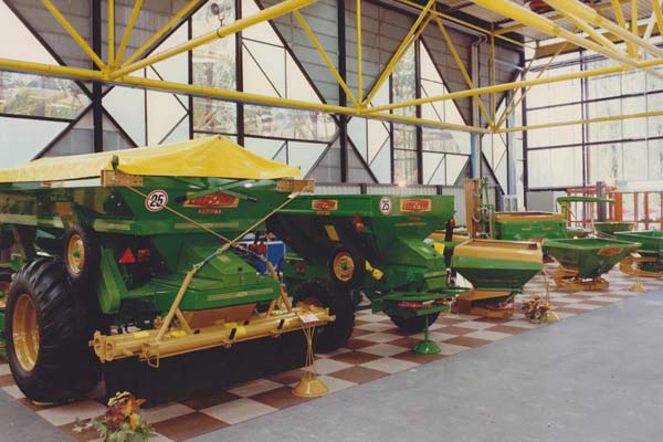 Профессиональные машины для разбрасывания удобрений в выставочном зале Eurospand.