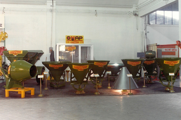 Изображение промышленных разбрызгивателей удобрений в выставочном зале.